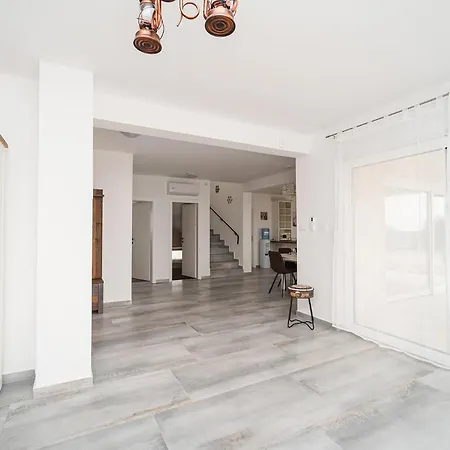 Beautiful Home In Krnica With Jacuzzi Krnica