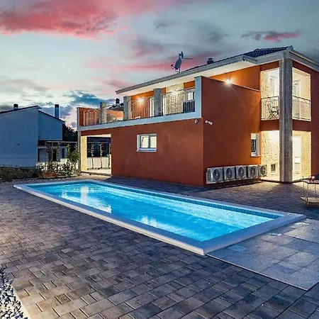 Semesterbostad Beautiful Home In Krnica With Jacuzzi