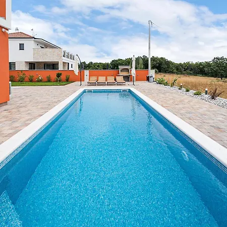 Semesterbostad Beautiful Home In Krnica With Jacuzzi