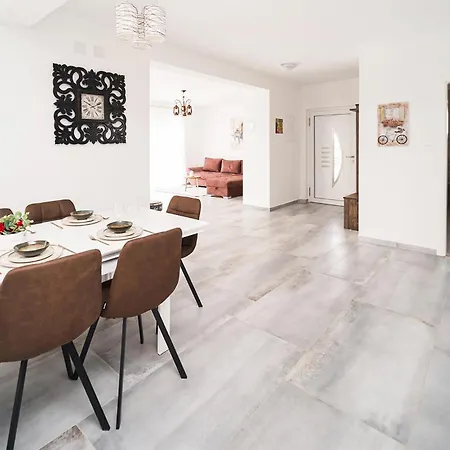 Beautiful Home In Krnica With Jacuzzi