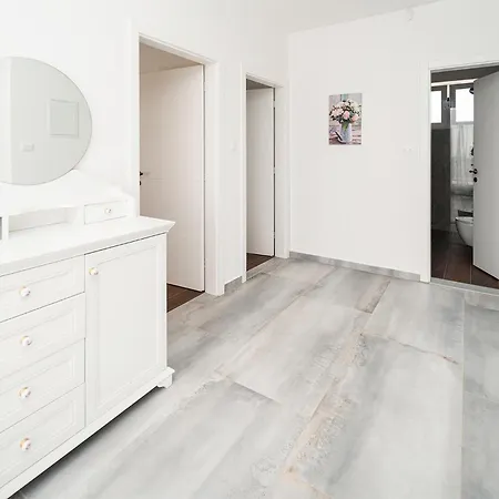 Beautiful Home In Krnica With Jacuzzi