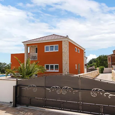 Beautiful Home In Krnica With Jacuzzi *