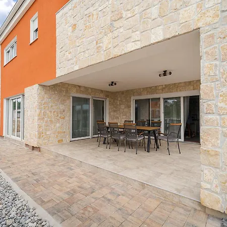 Beautiful Home In Krnica With Jacuzzi