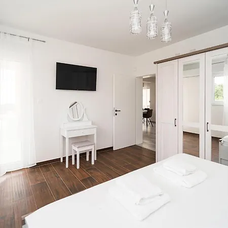 4 Bedroom Cozy In Holiday home Krnica