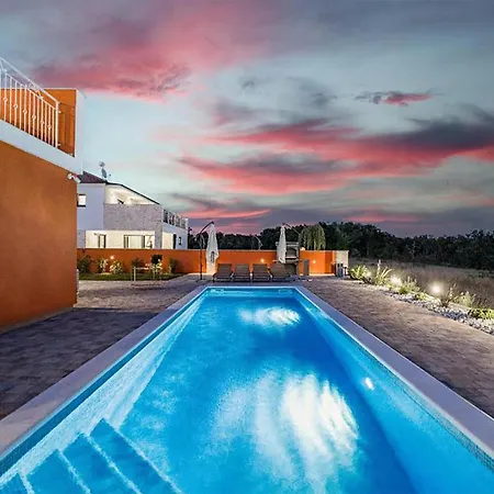 4 Bedroom Cozy In Holiday home Krnica